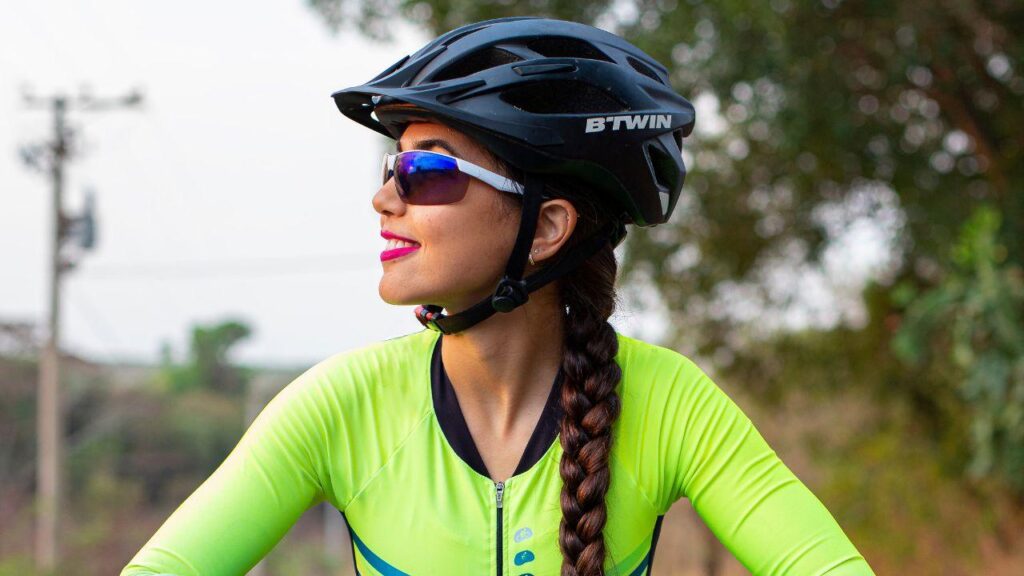 Imagem de uma ciclista usando óculos de proteção