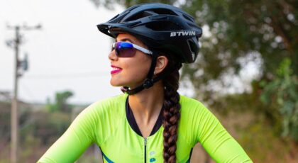 Imagem de uma ciclista usando óculos de proteção