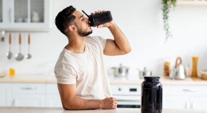 Imagem de um homem tomando pré-treino