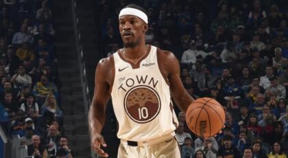 Imagem de Jimmy Butler com o uniforme do Golden State Warriors segurando uma bola de basquete