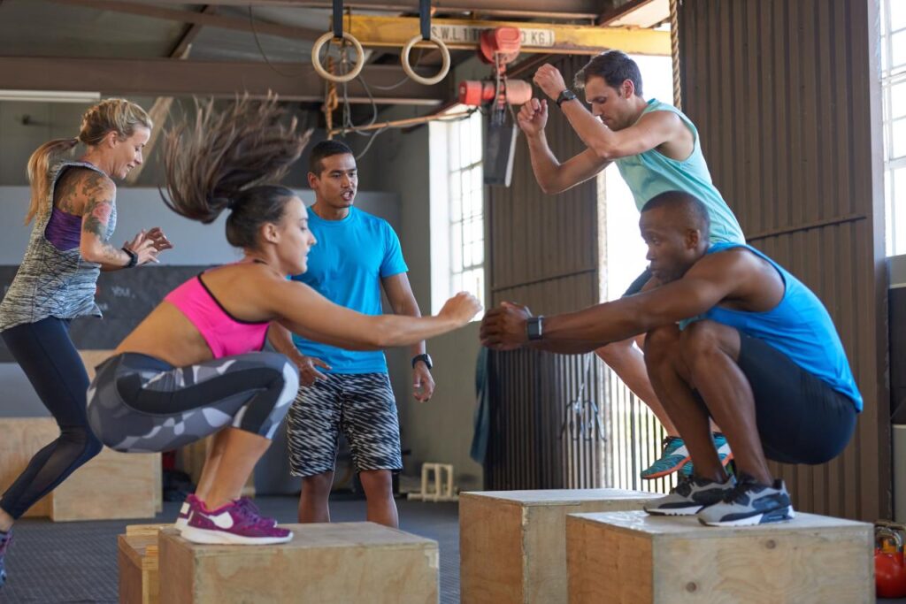 Pessoas fazendo crossfit em grupo.