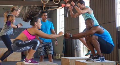 Pessoas fazendo crossfit em grupo.