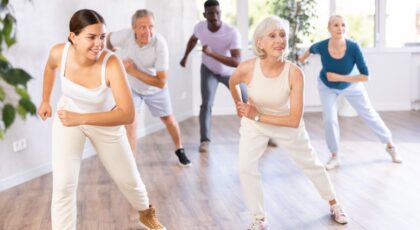 Foto mostra mulheres fazendo exercício de equilíbrio.