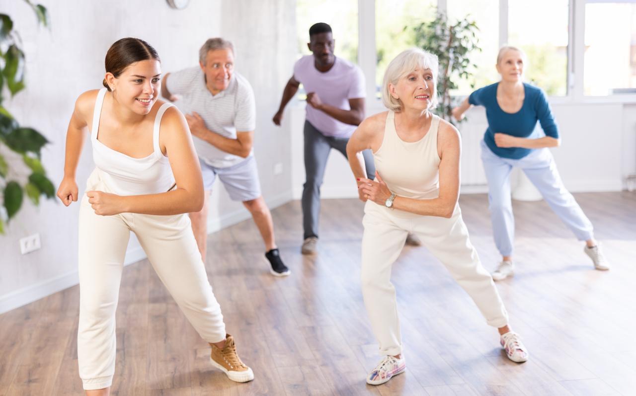 Foto mostra mulheres fazendo exercício de equilíbrio.