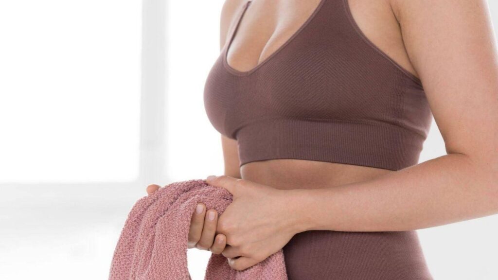 Imagem de uma mulher usando top e short de treino