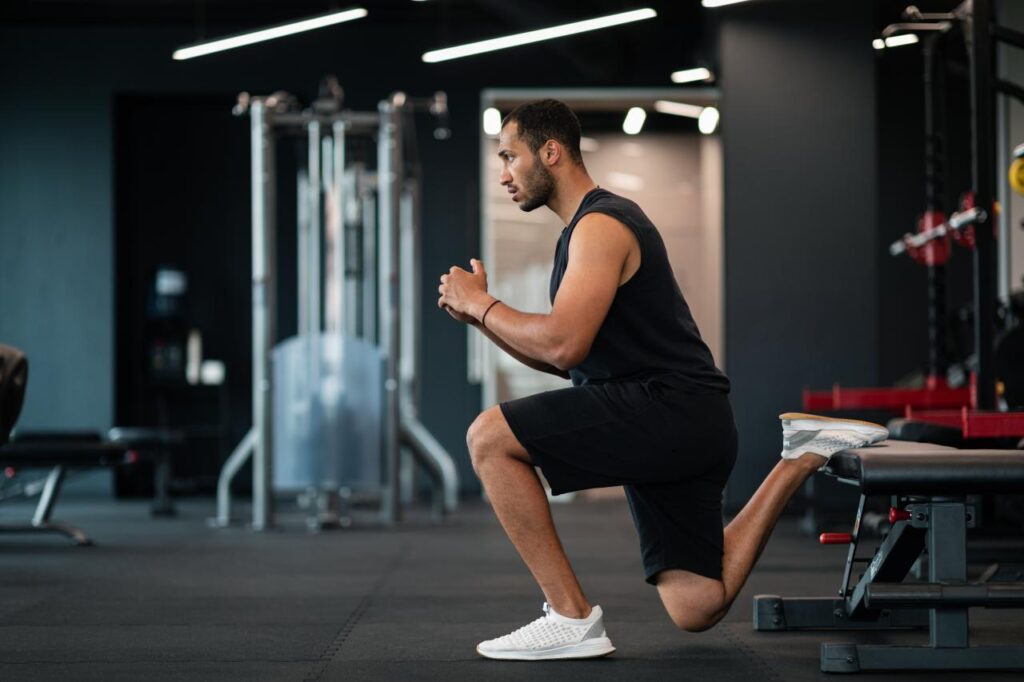 Homem fazendo exercício físico na academia.