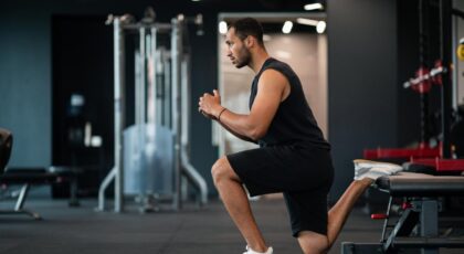 Homem fazendo exercício físico na academia.