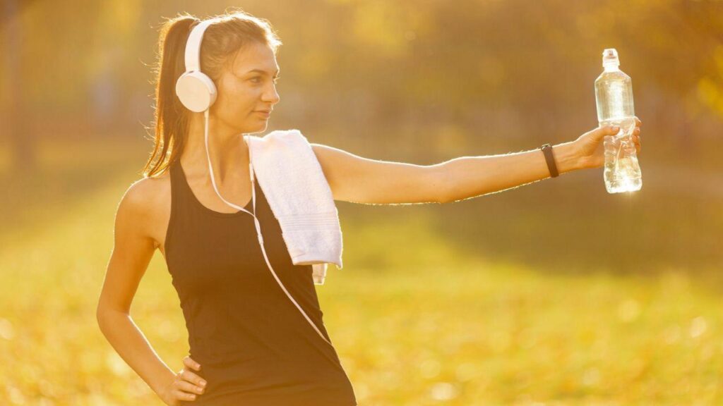 Mulher com roupa de exercício físico ao ar livre.