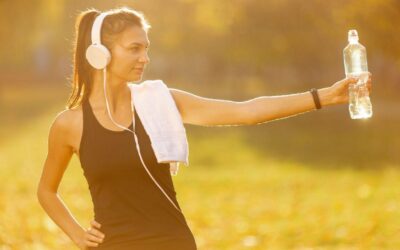 Mulher com roupa de exercício físico ao ar livre.