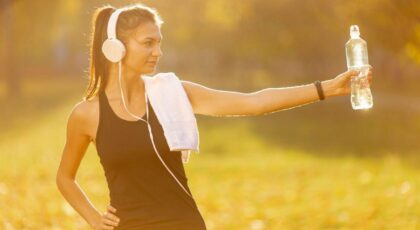 Mulher com roupa de exercício físico ao ar livre.