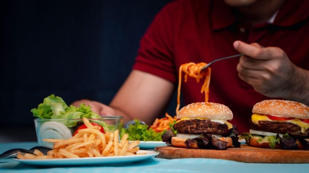Entenda por que o estresse aumenta a vontade de comer certos alimentos