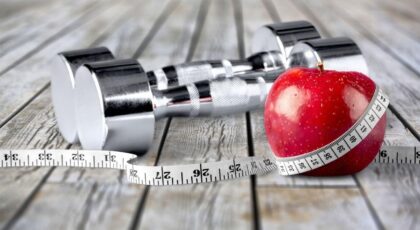 A maçã contém fibras e compostos antioxidantes que podem beneficiar diferentes funções do organismo
