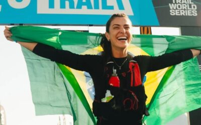 Imagem de Bruna Ianhez segurando uma bandeira do Brasil na linha final da corrida