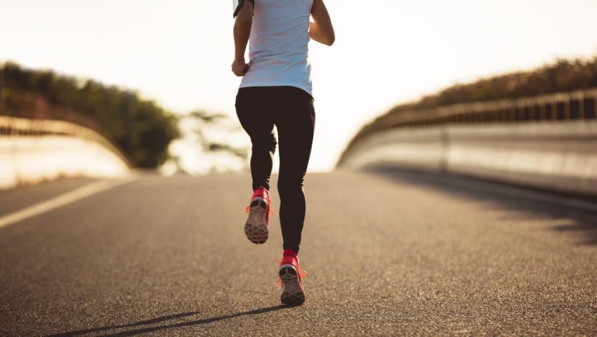 Movimento e contração muscular podem deixar a celulite mais visível durante a corrida