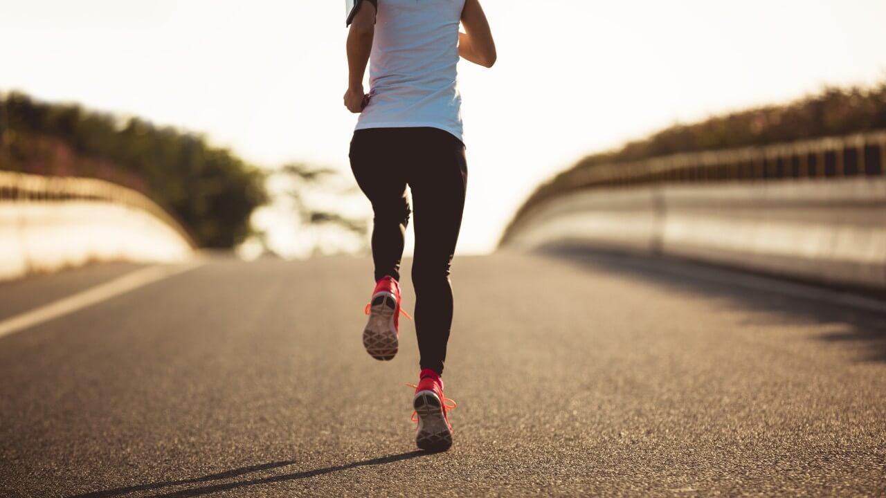 Movimento e contração muscular podem deixar a celulite mais visível durante a corrida