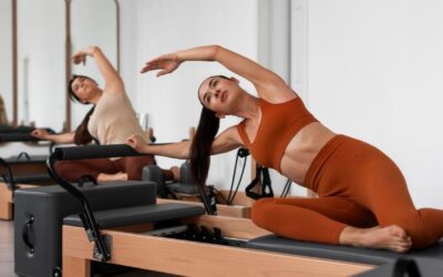 Imagem de uma mulher fazendo Pilates em um aparelho