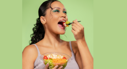 Saladas completas reúnem diferentes ingredientes em uma opção prática para as refeições do dia a dia