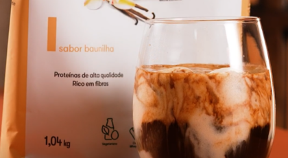 Sobremesa italiana ganha uma versão com gelato proteico de baunilha e café expresso