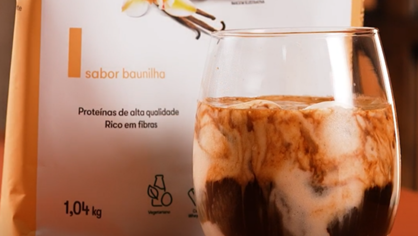 Sobremesa italiana ganha uma versão com gelato proteico de baunilha e café expresso
